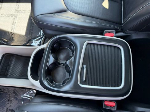 Used 2023 Chrysler Pacifica Touring-L w/ Uconnect Theater Family Group FWD image 30