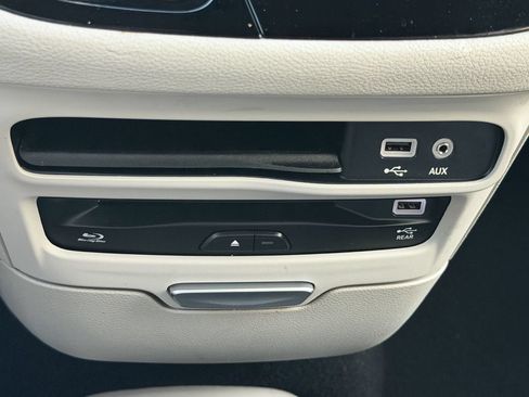 Used 2017 Chrysler Pacifica Limited FWD image 24