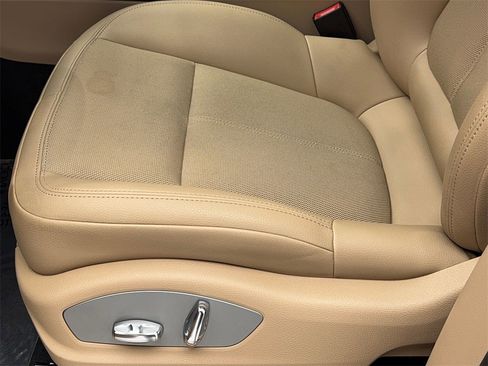 Used 2023 Porsche Macan image 35