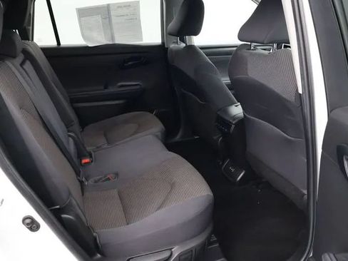 Used 2022 Toyota Highlander LE AWD/4WD image 18