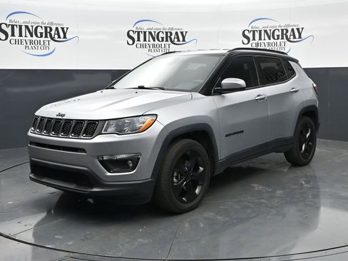 Used 2021 Jeep Compass Latitude FWD image 3