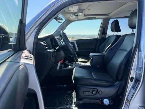 Used 2016 Toyota 4Runner SR5 AWD/4WD image 10