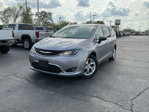 Used 2017 Chrysler Pacifica Touring Plus w/ Tire & Wheel Group FWD image 3