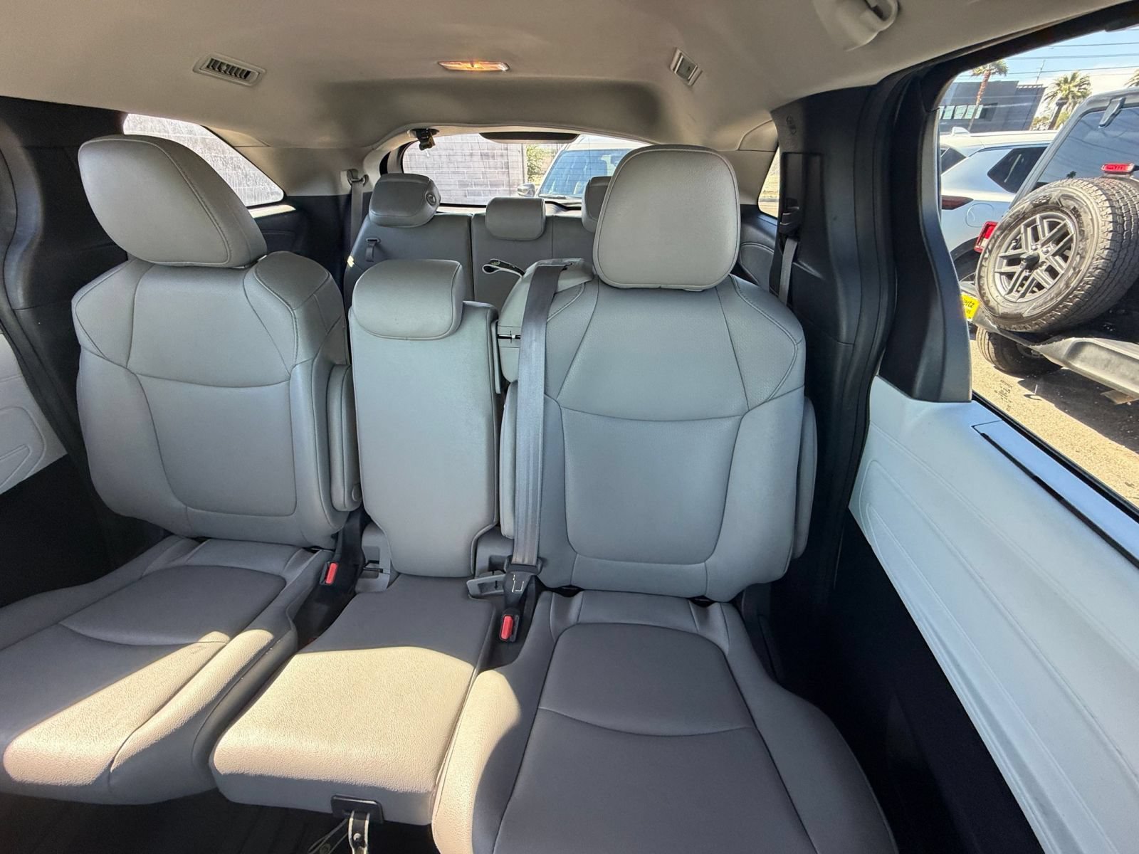 Used 2025 Toyota Sienna XLE FWD image 39