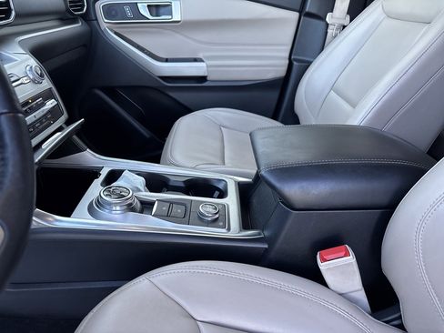 Used 2022 Ford Explorer XLT w/ Equipment Group 202A image 22