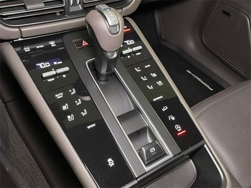 Used 2025 Porsche Macan image 32