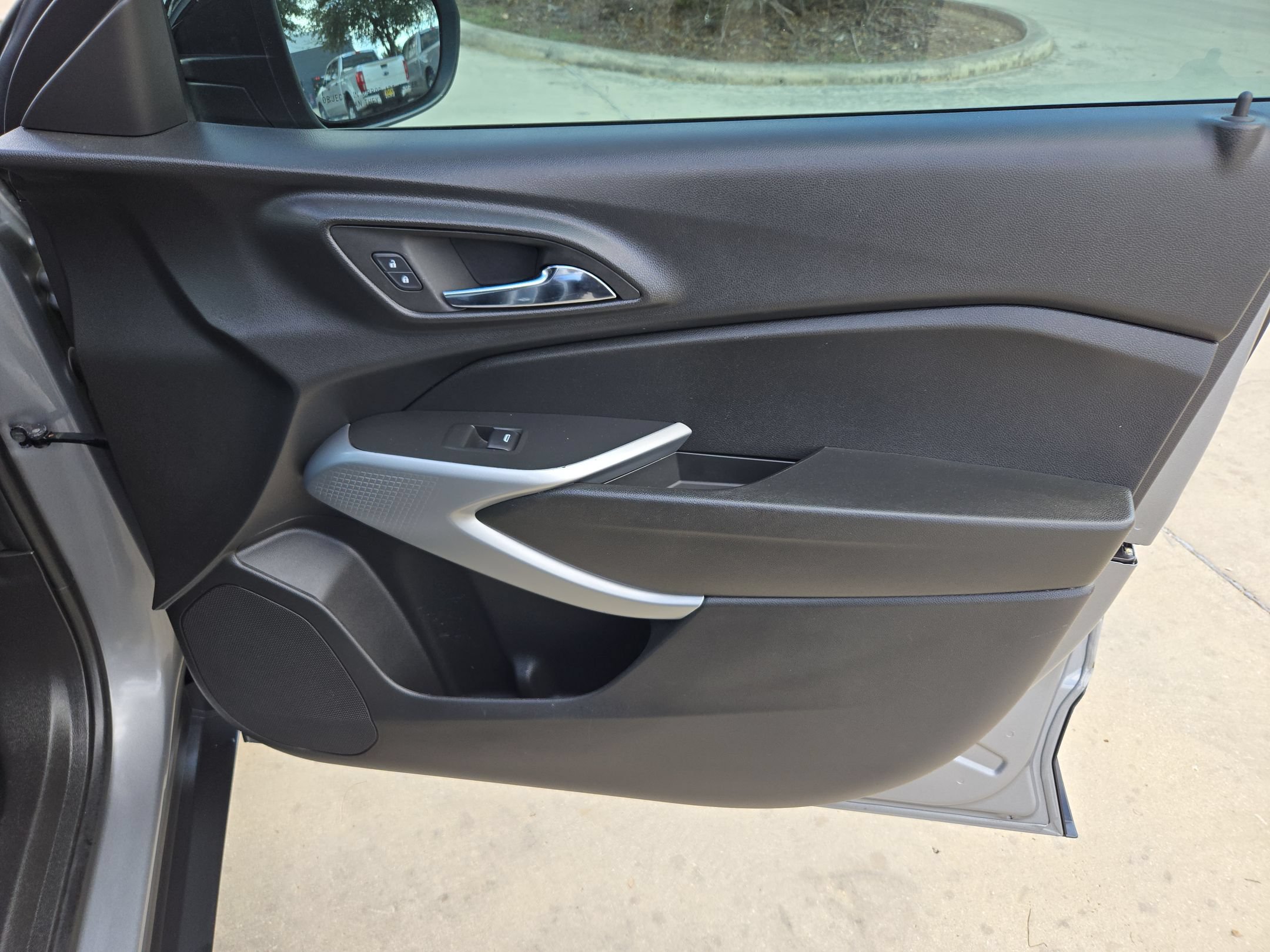 Used 2024 Chevrolet Trax RS FWD image 29