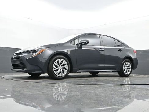 Used 2025 Toyota Corolla LE w/ Convenience Package image 25
