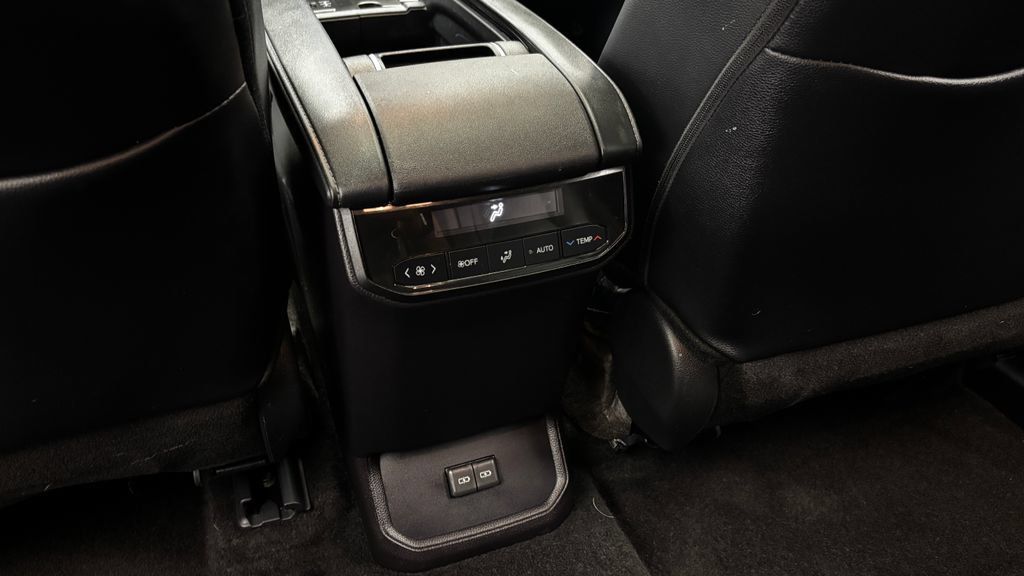 Used 2024 Toyota Highlander XLE AWD/4WD image 28