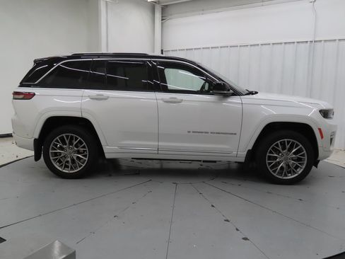 Used 2022 Jeep Grand Cherokee Summit w/ Advanced Protech Group IV AWD/4WD image 2