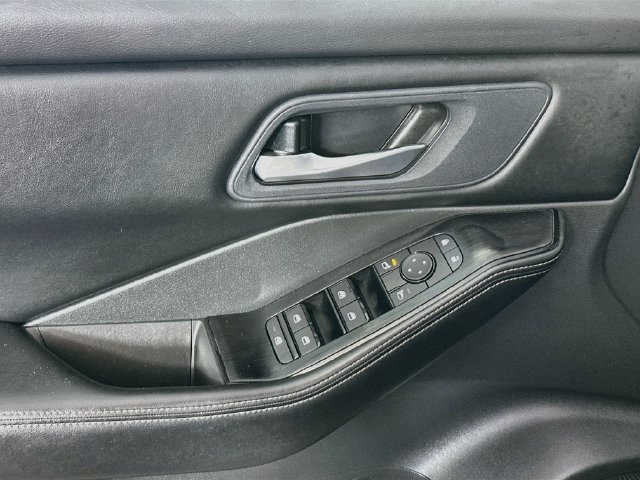 Used 2025 Nissan Rogue SV AWD/4WD image 18