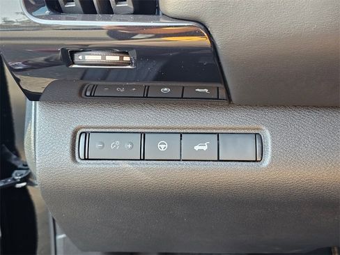 New 2025 Nissan Pathfinder SV image 34