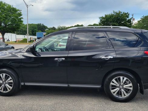 Used 2018 Nissan Pathfinder S image 2