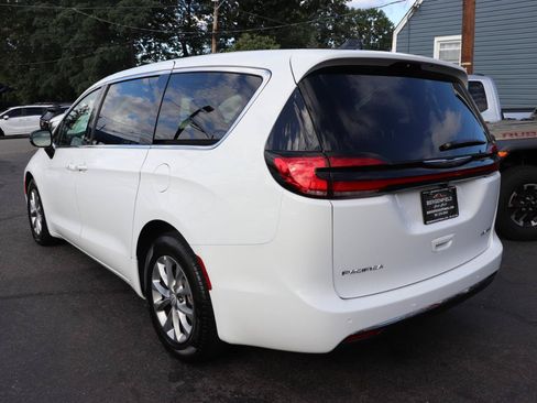 Used 2026 Chrysler Pacifica Limited FWD image 3