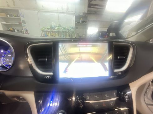 Used 2024 Chrysler Pacifica Touring-L image 17