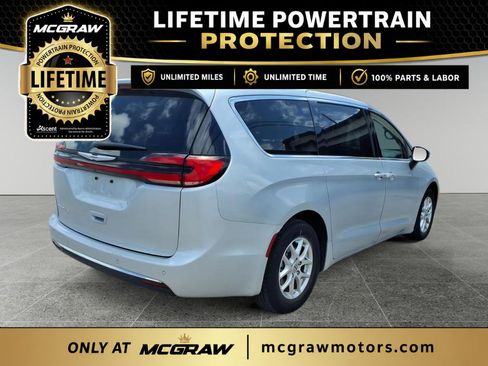 Used 2023 Chrysler Pacifica Touring-L FWD image 6