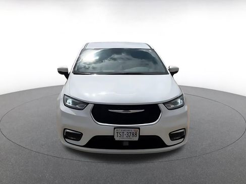 Used 2023 Chrysler Pacifica Touring-L FWD image 4