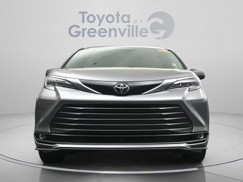 Used 2026 Toyota Sienna XLE FWD image 23