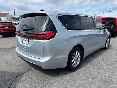 Certified 2024 Chrysler Pacifica Touring-L FWD image 3