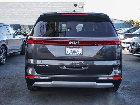 Used 2023 Kia Carnival EX FWD image 6