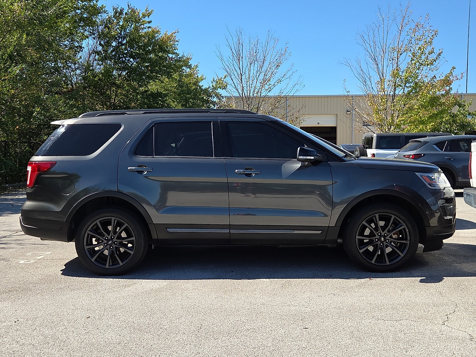 Used 2018 Ford Explorer XLT w/ Equipment Group 202A AWD/4WD image 2