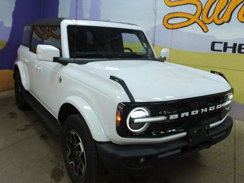 Used 2023 Ford Bronco Outer Banks AWD/4WD image 2