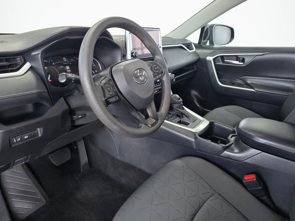 Used 2025 Toyota RAV4 XLE AWD/4WD image 21