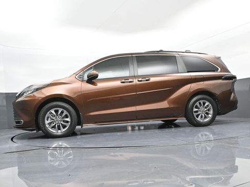 Used 2023 Toyota Sienna XLE image 27