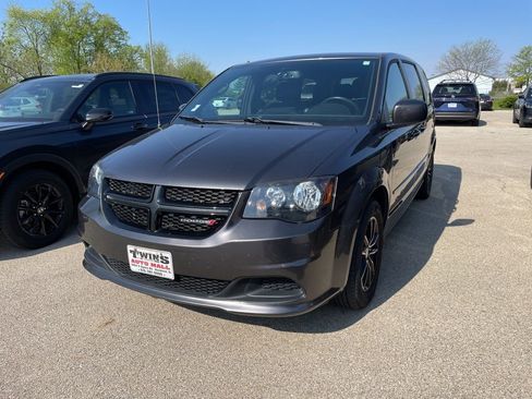 Used 2017 Dodge Grand Caravan SE FWD image 2