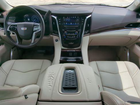 Used 2017 Cadillac Escalade ESV Luxury RWD image 13