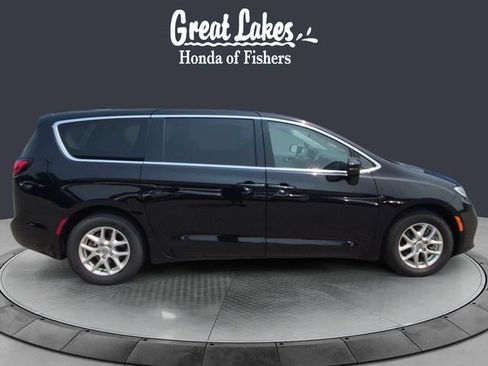 Used 2024 Chrysler Pacifica Touring-L FWD image 6