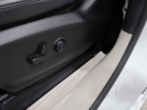 Used 2023 Chrysler Pacifica Touring-L FWD image 12
