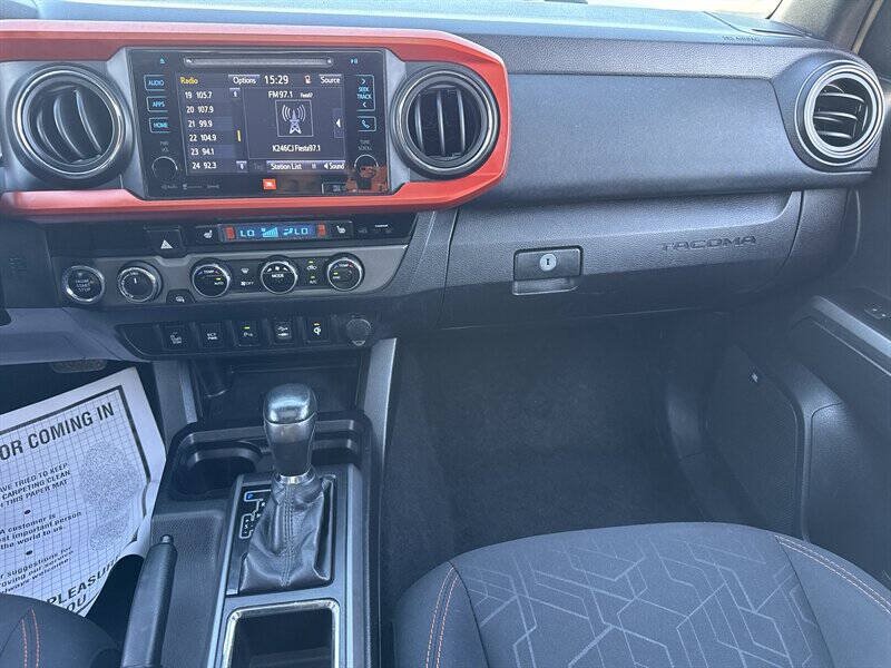 Used 2016 Toyota Tacoma TRD Sport AWD/4WD image 26