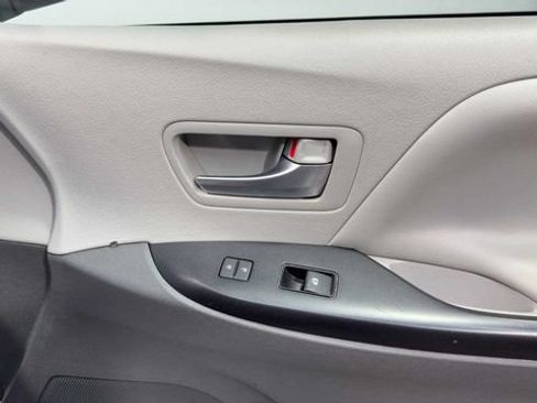 Used 2020 Toyota Sienna LE FWD image 14