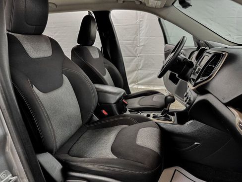 Used 2018 Jeep Cherokee Latitude image 11