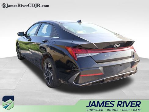 Used 2025 Hyundai Elantra SEL FWD image 21