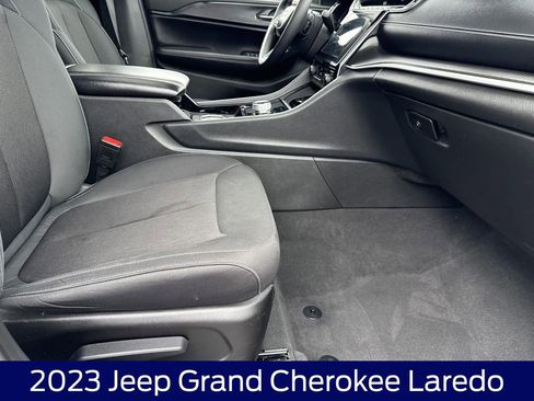 Used 2023 Jeep Grand Cherokee Laredo AWD/4WD image 12