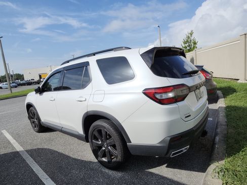 Used 2025 Honda Pilot Black Edition image 8