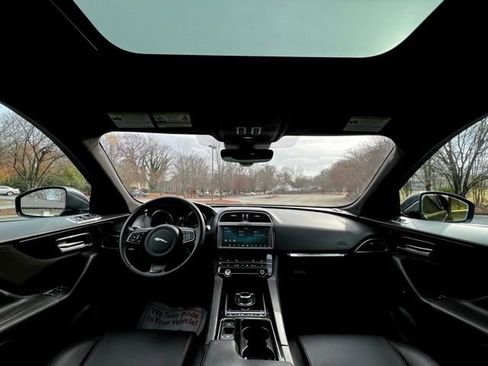 Used 2020 Jaguar F-PACE Premium image 28