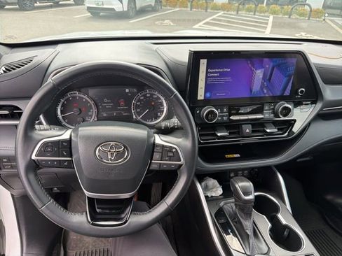 Used 2023 Toyota Highlander XSE image 2