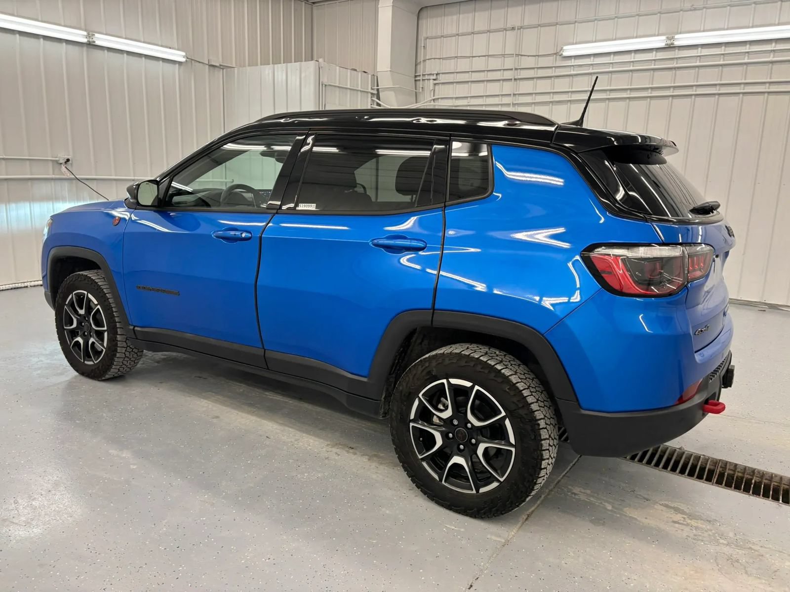 Used 2025 Jeep Compass Trailhawk w/ Trailhawk Convenience Group AWD/4WD image 6