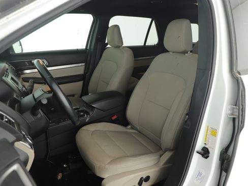 Used 2019 Ford Explorer XLT image 17