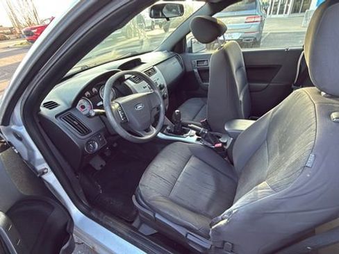 Used 2010 Ford Focus SE image 2