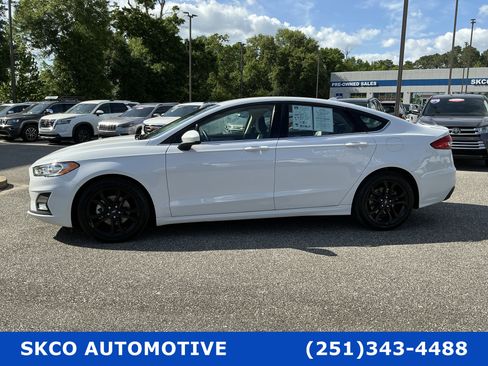 Used 2020 Ford Fusion SE w/ Equipment Group 151A image 2