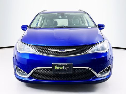 Used 2020 Chrysler Pacifica Touring-L image 2