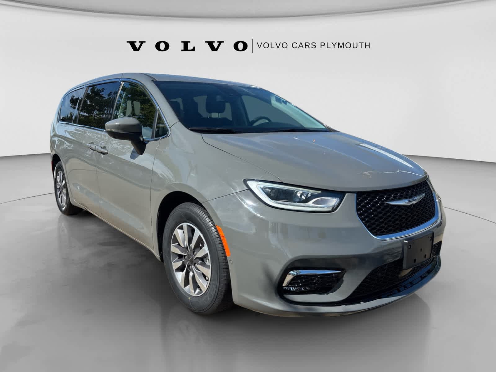 Used 2023 Chrysler Pacifica Touring-L FWD image 2