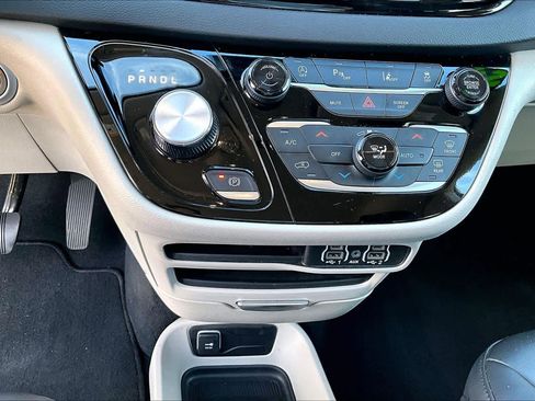 Certified 2024 Chrysler Pacifica Touring-L image 32