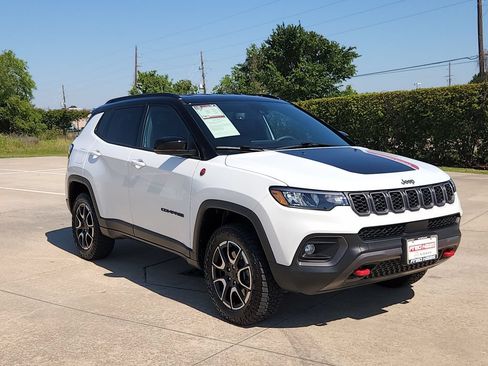 Used 2025 Jeep Compass Trailhawk AWD/4WD image 3