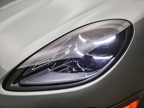 Used 2023 Porsche Macan AWD/4WD image 11