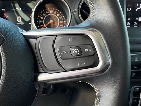 Used 2018 Jeep Wrangler Unlimited Sahara AWD/4WD image 13